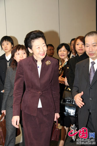 Kiyoko Fukuda, die Ehefrau des japanischen Premierministers Yasuo Fukuda, der zum Staatsbesuch in China weilt, hat am Freitagnachmittag die japanische Schule in Beijing besucht.