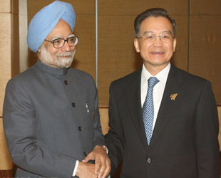 Auf Einladung des chinesischen Ministerpr?sidenten Wen Jibao ist der indische Premierminister Manmohan Singh am Sonntagmorgen in Beijing eingetroffen und startete seinen dreit?gigen Staatsbesuch in China.