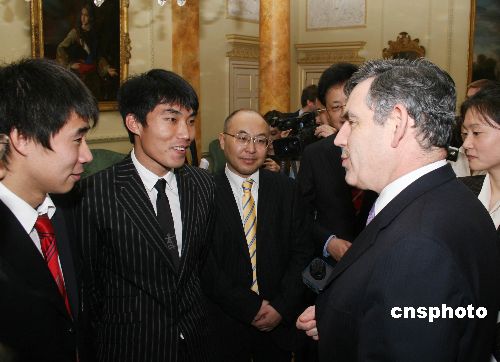 Im Vorfeld seines China-Besuchs hat der britische Premierminister Gordon Brown am Montag in seiner Residenz Chinesen aus verschiedenen Bereichen zum Tee eingeladen. Unter den chinesischen G?sten des Premiers waren auch die Fu?baller Zheng Zhi von Charlton und Dong Fangzhuo von Manchester United.