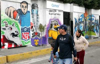 1 Mexikaner,Azteca-Stadions ,Mexiko,Graffiti, W?nde ,Fu?ball-Stars ,Fu?ball,Kinder