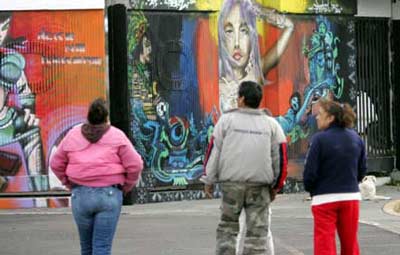 7 Passanten sehen sich die Graffitis auf den W?nden des Azteca-Stadions in Mexiko Stadt an.