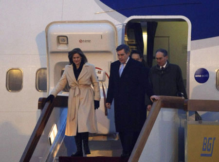 Auf Einladung des chinesischen Ministerpr?sidenten Wen Jiabao ist der britische Premierminister Gordon Brown mit seiner Frau am Freitagmorgen zum Staatsbesuch in Beijing eingetroffen.