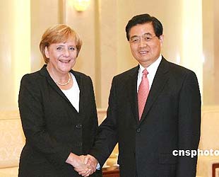 Die deutsche Bundesregierung will die politischen und wirtschaftlichen Beziehungen zu China vertiefen. Zwischen Deutschland und China bestünden stabile freundschaftliche Beziehungen, die bislang auch nicht unver?ndert blieben, sagte die deutsche Bundeskanzlerin Angela Merkel in Berlin vor der Presse.