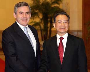 Der chinesische Ministerpr?sident Wen Jiabao ist am Freitag in Beijing mit dem britischen Premierminister Gordon Brown zu einem Gespr?ch zusammengekommen. Dabei begrü?te Wen Jiabao Brown's China-Reise am Jahresanfang und zeigte sich davon überzeugt, dass dieser Besuch einen neuen Start der chinesisch-britischen Beziehungen bedeute und die Beziehungen zu einer weiteren Entwicklung im Jahr 2008 führen k?nne.