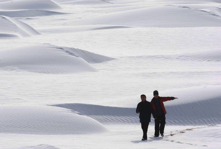Am letzten Freitag fiel in der Taklamakan-Wüste in dem chinesischen Autonomen Gebiet Xinjiang starker Schnee. Die Schneedecke betrug 4 Zentimeter.