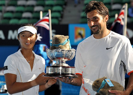 Die Chinesin Sun Tiantian und der Serbe Nenad Zimonjic gewannen gemeinsam das Final bei den Mixed Australian Open. Sie schlugen damit das indische Duo Sania Mirza und Mahesh Bhupathi 7-6 (7-4), 6-4 in einer Stunde und 21 Minuten.