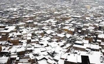 4 Schneefall,Temperatur,Temperaturstürzen,Jahrhundertschnee, Schneekatastrophe, Schneemassen,Stromausf?llen,Hochspannung,Bahnhof,Fahrkarten,Passagiere,Wetterstation,Soldaten,Polizisten,Kampf,Unwetter,Autobahnen,Wanderarbeiter,Nebel ,Flughafen