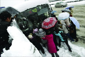 9 Schneefall,Temperatur,Temperaturstürzen,Jahrhundertschnee, Schneekatastrophe, Schneemassen,Stromausf?llen,Hochspannung,Bahnhof,Fahrkarten,Passagiere,Wetterstation,Soldaten,Polizisten,Kampf,Unwetter,Autobahnen,Wanderarbeiter,Nebel ,Flughafen