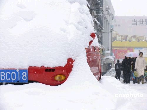 10 Schneefall,Temperatur,Temperaturstürzen,Jahrhundertschnee, Schneekatastrophe, Schneemassen,Stromausf?llen,Hochspannung,Bahnhof,Fahrkarten,Passagiere,Wetterstation,Soldaten,Polizisten,Kampf,Unwetter,Autobahnen,Wanderarbeiter,Nebel ,Flughafen