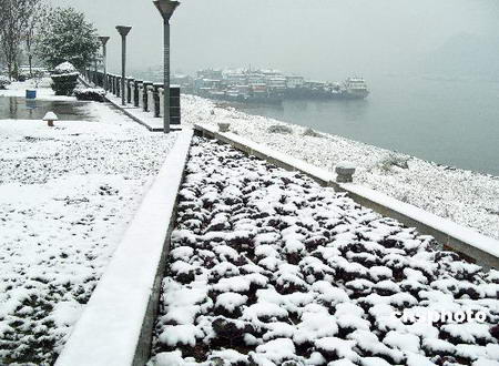 Schneefall,Temperatur,Temperaturstürzen,Jahrhundertschnee, Schneekatastrophe, Schneemassen,Stromausf?llen,Hochspannung,Bahnhof,Fahrkarten,Passagiere,Wetterstation,Soldaten,Polizisten,Kampf,Unwetter,Autobahnen,Wanderarbeiter,Nebel ,Flughafen 1