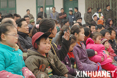 Menschen in den von heftigen Schneef?llen betroffenen südlichen Landesteilen begehen feierlich das Frühlingsfest, nach dem Mondkalender das chinesische Neujahr.