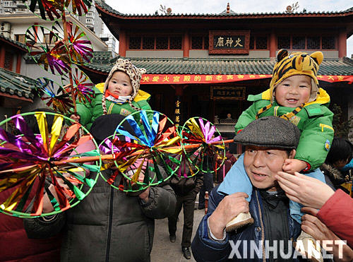 Menschen in den von heftigen Schneef?llen betroffenen südlichen Landesteilen begehen feierlich das Frühlingsfest, nach dem Mondkalender das chinesische Neujahr.