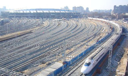 Das Hauptgeb?ude des umgebauten Beijinger Südbahnhofs wird eine Nutzfl?che von 310.000 Quadratmetern haben. Damit ist er nicht nur der gr??te Bahnhof in Beijing, sondern auch in ganz Asien.
