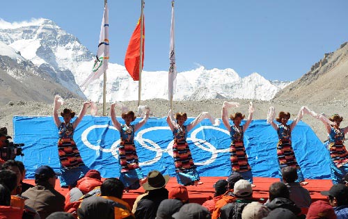 Der erfolgreiche Fackellauf der Olympischen Spiele auf dem Qomolangma ist am Samstagvormittag in Lhasa gefeiert worden.