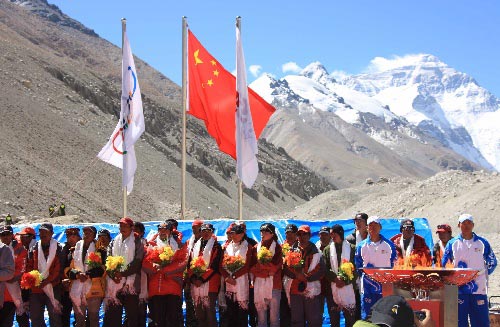 Der erfolgreiche Fackellauf der Olympischen Spiele auf dem Qomolangma ist am Samstagvormittag in Lhasa gefeiert worden.