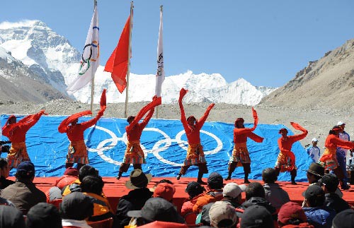 Der erfolgreiche Fackellauf der Olympischen Spiele auf dem Qomolangma ist am Samstagvormittag in Lhasa gefeiert worden.