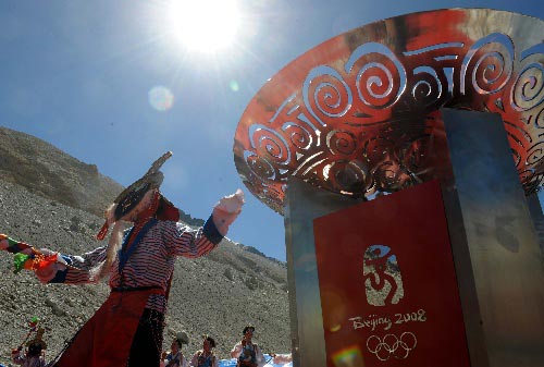 Der erfolgreiche Fackellauf der Olympischen Spiele auf dem Qomolangma ist am Samstagvormittag in Lhasa gefeiert worden.