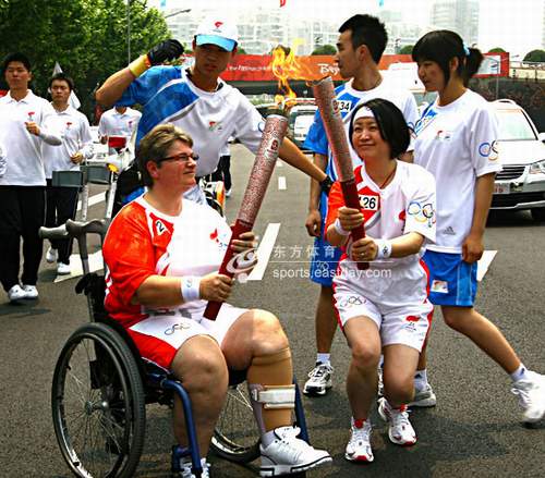 KMT,Erdbebens von Wenchuan,,Schweigeminute, Fackeltr?gerin ,Museum, Pudong,Fackellauf,Fackellauf 2