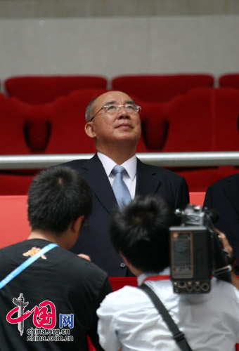 Eine Delegation der Chinesischen Kuomintang (KMT) unter der Leitung des Parteivorsitzenden Wu Po-hsiung hat am Mittwochvormittag das Beijinger Olympische Hauptstadion besucht. Dieses wird im Volksmund auch Vogelnest genannt.