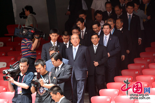 Eine Delegation der Chinesischen Kuomintang (KMT) unter der Leitung des Parteivorsitzenden Wu Po-hsiung hat am Mittwochvormittag das Beijinger Olympische Hauptstadion besucht. Dieses wird im Volksmund auch Vogelnest genannt.