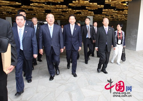 Eine Delegation der Chinesischen Kuomintang (KMT) unter der Leitung des Parteivorsitzenden Wu Po-hsiung hat am Mittwochvormittag das Beijinger Olympische Hauptstadion besucht. Dieses wird im Volksmund auch Vogelnest genannt.