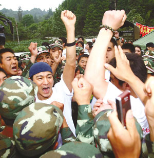 1 Andy Lau ,Joey Yung ,Erdbebengebiet,Soldaten,Hong Kong 