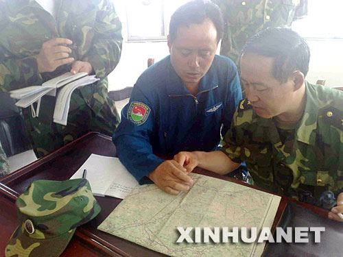 Ein Hubschrauber vom Typ Mig-171 der chinesischen Armee wurde am Samstagnachmittag bei einem Hilfeeinsatz von einem starken Luftstrom erfasst und ist um 14.58 Uhr in der N?he der Gemeinde Yingxiu in der Provinz Sichuan abgestürzt.