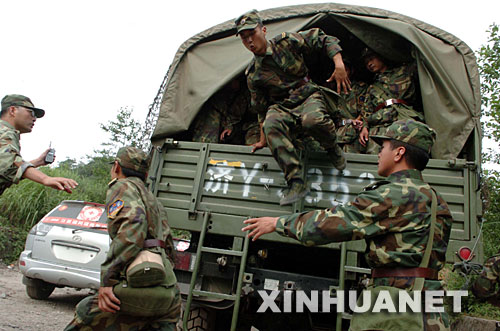 Ein Hubschrauber vom Typ Mig-171 der chinesischen Armee wurde am Samstagnachmittag bei einem Hilfeeinsatz von einem starken Luftstrom erfasst und ist um 14.58 Uhr in der N?he der Gemeinde Yingxiu in der Provinz Sichuan abgestürzt.