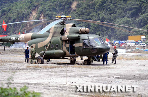 Ein Hubschrauber vom Typ Mig-171 der chinesischen Armee wurde am Samstagnachmittag bei einem Hilfeeinsatz von einem starken Luftstrom erfasst und ist um 14.58 Uhr in der N?he der Gemeinde Yingxiu in der Provinz Sichuan abgestürzt.