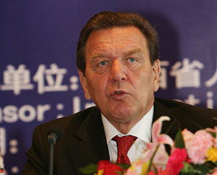 Der ehemalige deutsche Bundeskanzler Gerhard Schr?der hat von Samstag bis Montag die chinesische Provinz Shanxi besucht. Dabei sagte Schr?der, Deutschland werde China weiterhin unterstützen.