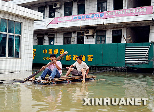 In den letzten Tagen ist die Stadt Yizhou in der südchinesischen Provinz Guangxi von Regenstürmen heimgesucht worden, in denen Folge 204.170 Menschen in Mitleidenschaft gezogen worden sind. Die Stürme besch?digten auch Getreidefelder in der Gr??e von 16000 Hektaren. Die direkten Verluste betragen über 150 Millionen Yuan (14 Millionen Euro). Die Lage bei der Katastrophenbek?mpfung in Yizhou ist noch immer kritisch.