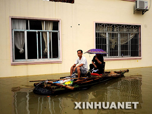 In den letzten Tagen ist die Stadt Yizhou in der südchinesischen Provinz Guangxi von Regenstürmen heimgesucht worden, in denen Folge 204.170 Menschen in Mitleidenschaft gezogen worden sind. Die Stürme besch?digten auch Getreidefelder in der Gr??e von 16000 Hektaren. Die direkten Verluste betragen über 150 Millionen Yuan (14 Millionen Euro). Die Lage bei der Katastrophenbek?mpfung in Yizhou ist noch immer kritisch.