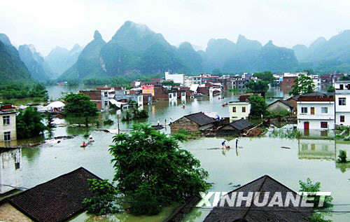 In den letzten Tagen ist die Stadt Yizhou in der südchinesischen Provinz Guangxi von Regenstürmen heimgesucht worden, in denen Folge 204.170 Menschen in Mitleidenschaft gezogen worden sind. Die Stürme besch?digten auch Getreidefelder in der Gr??e von 16000 Hektaren. Die direkten Verluste betragen über 150 Millionen Yuan (14 Millionen Euro). Die Lage bei der Katastrophenbek?mpfung in Yizhou ist noch immer kritisch.