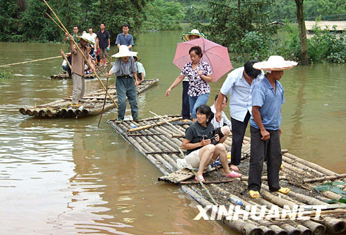 In den letzten Tagen ist die Stadt Yizhou in der südchinesischen Provinz Guangxi von Regenstürmen heimgesucht worden, in denen Folge 204.170 Menschen in Mitleidenschaft gezogen worden sind. Die Stürme besch?digten auch Getreidefelder in der Gr??e von 16000 Hektaren. Die direkten Verluste betragen über 150 Millionen Yuan (14 Millionen Euro). Die Lage bei der Katastrophenbek?mpfung in Yizhou ist noch immer kritisch.