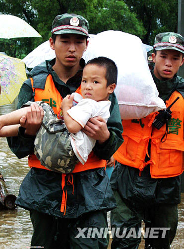 In den letzten Tagen ist die Stadt Yizhou in der südchinesischen Provinz Guangxi von Regenstürmen heimgesucht worden, in denen Folge 204.170 Menschen in Mitleidenschaft gezogen worden sind. Die Stürme besch?digten auch Getreidefelder in der Gr??e von 16000 Hektaren. Die direkten Verluste betragen über 150 Millionen Yuan (14 Millionen Euro). Die Lage bei der Katastrophenbek?mpfung in Yizhou ist noch immer kritisch.