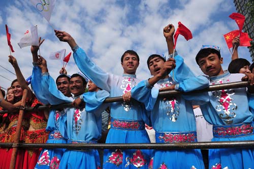 Das Olympische Feuer wurde am Donnerstag durch die Stadt Shihezi in dem Uigurischen Autonomen Gebiet Xinjiang getragen. 