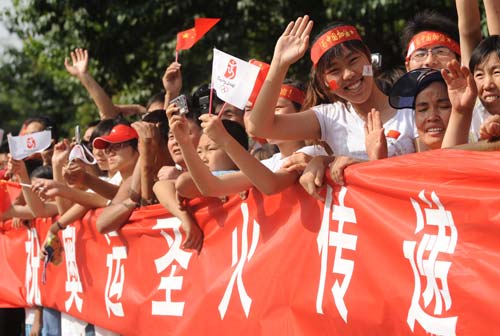 Das Olympische Feuer wurde am Donnerstag durch die Stadt Shihezi in dem Uigurischen Autonomen Gebiet Xinjiang getragen. 