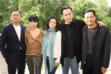 2 Die Schauspieler Gong Li (l.) und John Cusack machen in London Werbung für ihren neuen Film 'Shanghai'.