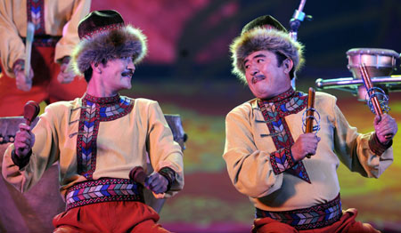 T?nzer führen bei der Abschlusszeremonie des ersten Xinjiang International Folk Dance Festival in Urumqi, der Hauptstadt von Xinjiang, dem Autonomen Gebiets der Uighuren, einen Tanz auf.