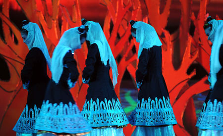 T?nzer führen bei der Abschlusszeremonie des ersten Xinjiang International Folk Dance Festival in Urumqi, der Hauptstadt von Xinjiang, dem Autonomen Gebiets der Uighuren, einen Tanz auf.