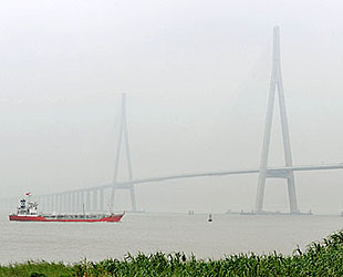 Die Su-Tong-Schr?gseilbrücke mit der weltweit gr??ten Spannweite wurde am Montag für den Verkehr freigegeben.