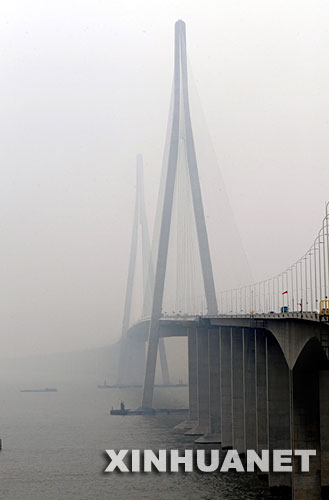 Die Su-Tong-Schr?gseilbrücke mit der weltweit gr??ten Spannweite wurde am Montag für den Verkehr freigegeben.
