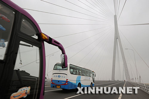 Die Su-Tong-Schr?gseilbrücke mit der weltweit gr??ten Spannweite wurde am Montag für den Verkehr freigegeben.