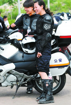 Vor kurzem hat das Büro für Verkehr, das dem Amt für ?ffentliche Sicherheit Beijing unterstellt ist, die Motorradeinheit für die Olympischen Spiele gegründet. Nach Tests wurden elf Polizistinnen für die Einheit engagiert.