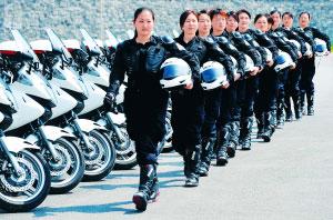 Vor kurzem hat das Büro für Verkehr, das dem Amt für ?ffentliche Sicherheit Beijing unterstellt ist, die Motorradeinheit für die Olympischen Spiele gegründet. Nach Tests wurden elf Polizistinnen für die Einheit engagiert.