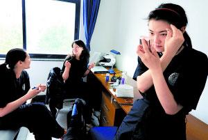 Vor kurzem hat das Büro für Verkehr, das dem Amt für ?ffentliche Sicherheit Beijing unterstellt ist, die Motorradeinheit für die Olympischen Spiele gegründet. Nach Tests wurden elf Polizistinnen für die Einheit engagiert.