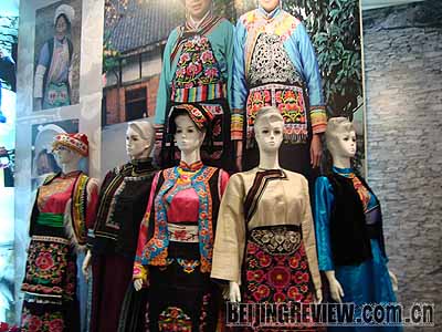 2 Kultur,Frau,Ruinen,Erdbeben,Ethnie,Qiang ,Beijing,Journalisten , Fotografien ,Br?uche, Architektur und Lebensgewohnheiten , Tibeter ,China,Schutz,Relikte,Kulturerbe,Volksliteratur,Mutter
