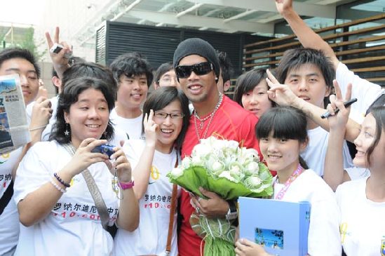Der brasilianische Fu?ballsuperstar Ronaldinho ist am Donnerstagnachmittag in der südostchinesischen Metropole Shanghai eingetroffen. Kurz nach seiner Ankunft nahm er an einer Kampagne für Fu?ball spielende Kinder teil und betreute pers?nlich 60 überglückliche Kinder.