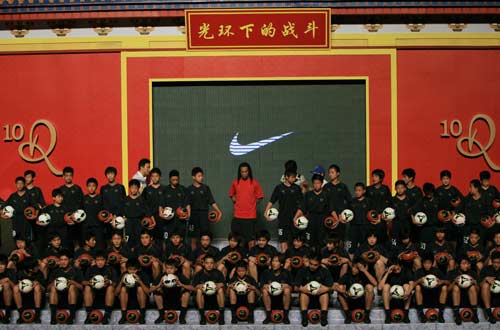 Der brasilianische Fu?ballsuperstar Ronaldinho ist am Donnerstagnachmittag in der südostchinesischen Metropole Shanghai eingetroffen. Kurz nach seiner Ankunft nahm er an einer Kampagne für Fu?ball spielende Kinder teil und betreute pers?nlich 60 überglückliche Kinder.