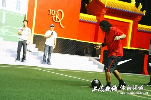 Der brasilianische Fu?ballsuperstar Ronaldinho ist am Donnerstagnachmittag in der südostchinesischen Metropole Shanghai eingetroffen. Kurz nach seiner Ankunft nahm er an einer Kampagne für Fu?ball spielende Kinder teil und betreute pers?nlich 60 überglückliche Kinder.